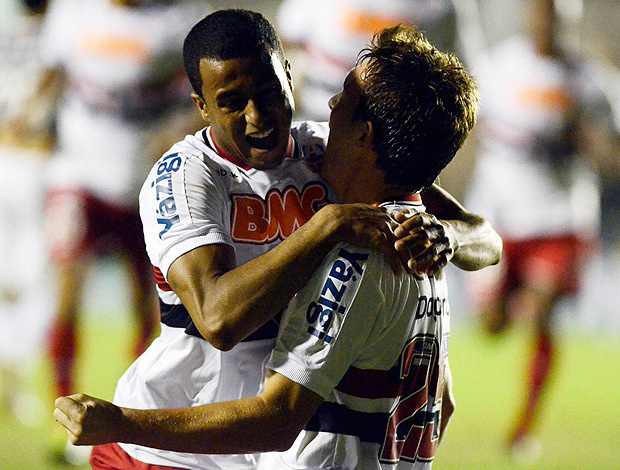 Lucas e Dagoberto comemoram o primeiro gol do Tricolor Paulista (Foto: Alexandre Loureiro / Vipcomm)
