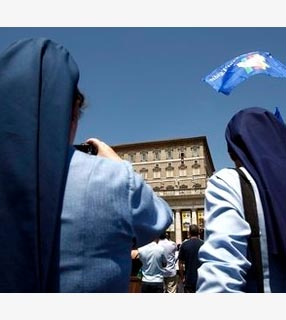 Fiéis reunidos na Praça São Pedro acompanham o Regina Coeli com o Papa Bento XVI
