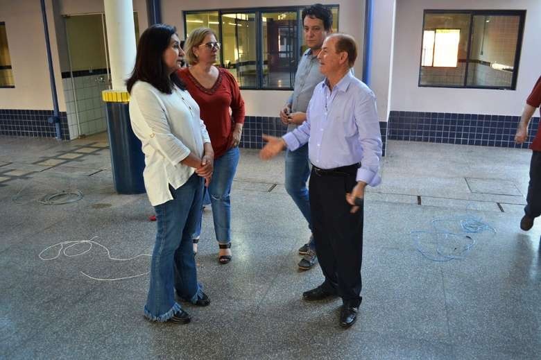 A prefeita Délia Razuk em recente vistoria à obra do Ceim de Vila Vargas, acompanhada de secretários e do vereador Bebeto - Crédito: Arquivo/Assecom
