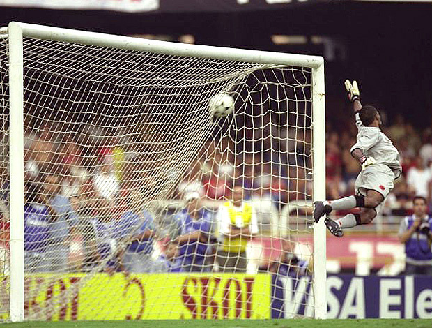 Helton salta, mas não alcança a falta cobrada por Petkovic (Foto: Hipólito Pereira / O Globo)