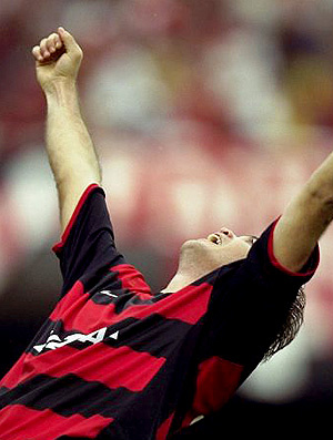 Petkovic comemora o gol do tri em 2001
(Foto: Hipólito Pereira / O Globo)