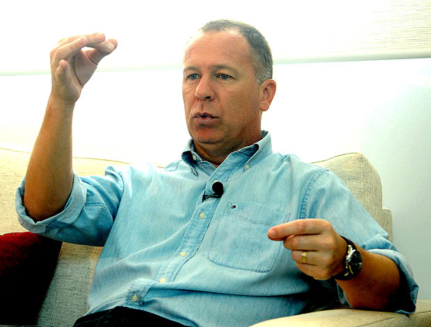 Mano durante a entrevista no condomínio na Barra da Tijuca (Foto: André Durão / GLOBOESPORTE.COM)