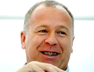 Mano Menezes sorri durante entrevista na Barra
(Foto: André Durão / GLOBOESPORTE.COM)