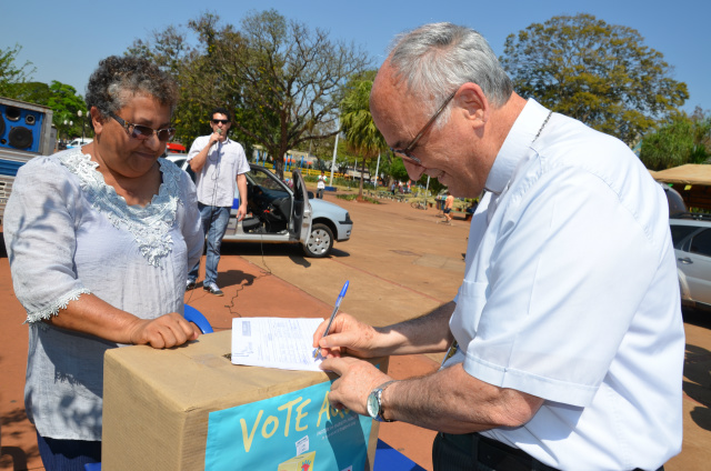 Bispo vota na urna localizada na praça Antonio João, Centro de Dourados