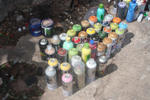 Sprays de tinta agora só podem ser vendidos para
maiores de 18 anos. Na foto, material apreendido
com pichadores em MG (Foto: Guarda Municipal de
Belo Horizonte/Divulgação)