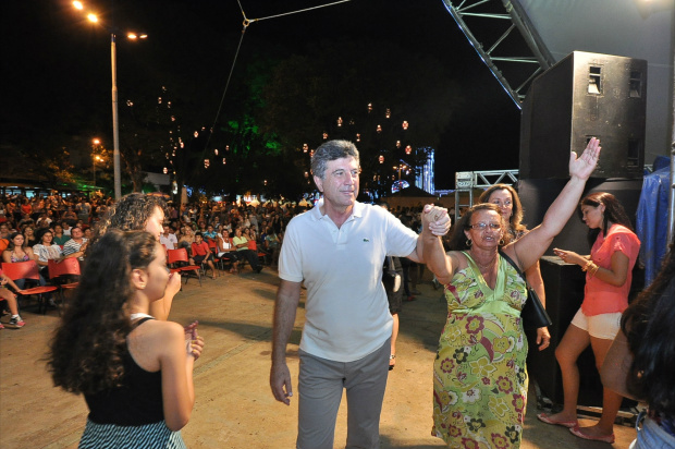 Prefeito Murilo com Ruth de Souza, ganhadora do Ford Ka da campanha IPTU Premiado
