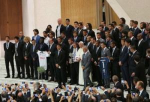 O Papa Francisco recebe no Vaticano os craques do futebol antes da “Partida pela Paz”