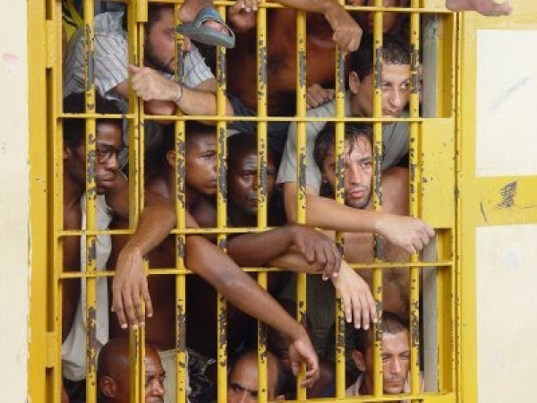 No 1º Distrito Policial de Dourados, por exemplo, os magistrados encontraram 34 presos provisórios, nas celas da delegacia. (Foto: reprodução)
