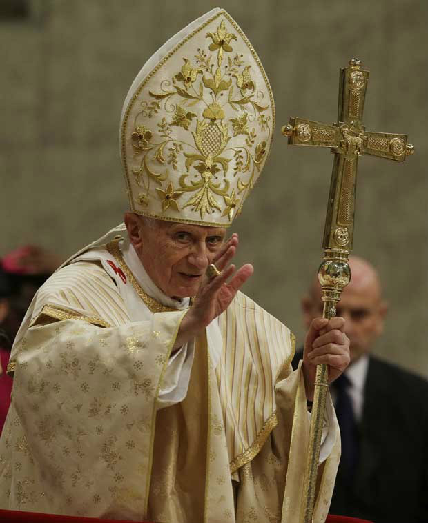 Papa Bento XVI celebrando a tradicional Missa do Galo na basílica de São Pedro do Vaticano