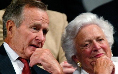 O ex-presidente dos EUA George H.W. Bush e a ex-primeira dama Barbara Bush durante convenção do Partido Republicano, em Nova York, em 2 de setembro de 2004 (Foto: AP Photo/Paul Sancya, File)