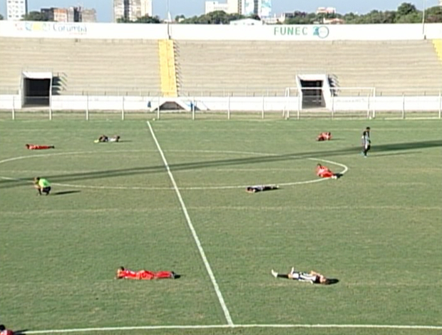 Enxame de abelhas ataca jogadores em Mato Grosso do Sul (Foto: Reprodução/TV Morena)

