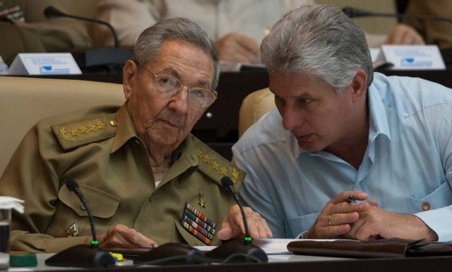 Foto do líder cubano Raúl Castro com o recém-nomeado novo presidente de Cuba, Miguel Díaz-Canel - ISMAEL FRANCISCO / AFPLeia mais: https://oglobo.globo.com/mundo/miguel-diaz-canel-confirmado-como-novo-presidente-de-cuba-22608735#ixzz5D7u242MMstest 