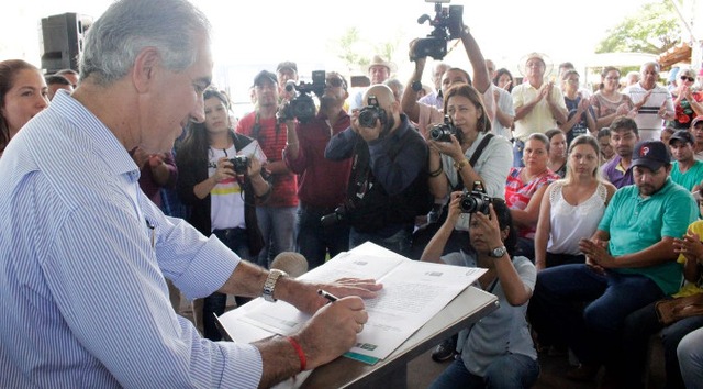 Em Itaporã, o governador fará o descerramento de recuperação asfaltica de vias no distrito de Montese, às 10h15, e meia hora depois entrega a restauração das rodovias MS-156, MS-379 e MS-470, no trecho entre Itaporã e Douradina. 