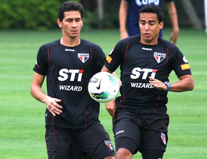 Ganso em campo no CT da Barra Funda ao lado
do meia Jadson (Foto: Luis Pires / VipComm)
