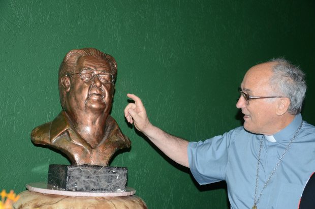 Lançamento de biografia de dom Alberto reúne fiéis e amigos no CEIA