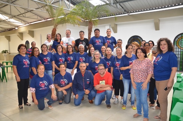 Equipe organizadora da 1ª Feira do Coração, realizada na catedral de Dourados com produtos doados pela Receita Federal de Ponta Porã/MS.