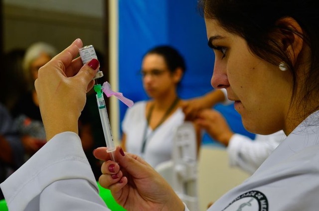Pessoas com doenças crônicas e outras condições clínicas especiais também devem receber a dose.