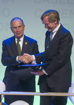 ACORDO HISTÓRICO O prefeito de Nova York e presidente do C40, Michael Bloomberg, assina um acordo de cooperação com o presidente do Banco Mundial, Robert Zoellic