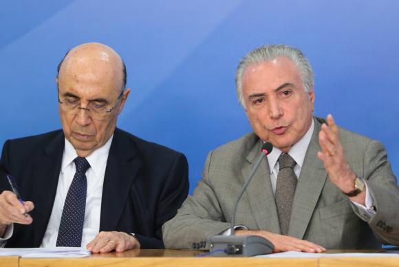 O ministro da Fazenda, Henrique Meirelles, e o presidente Michel Temer anunciam medidas de crédito e de redução dos juros do cartão de créditoAntonio Cruz/Agência Brasil