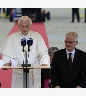 Bento XVI na cerimônia de boas-vindas, logo na chegada à Croácia, para uma visita de dois dias