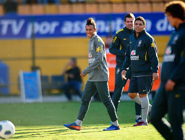 Neymar e Ronaldo durante o treino da Seleção Brasileira (Foto: Marcos Ribolli / GLOBOESPORTE.COM)