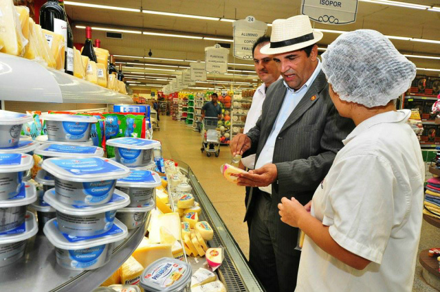 Equipe do Procon de Dourados realizando a pesquisa de preços da cesta de Natal 2016 nos estabelecimentos comerciais de Dourados/MS.