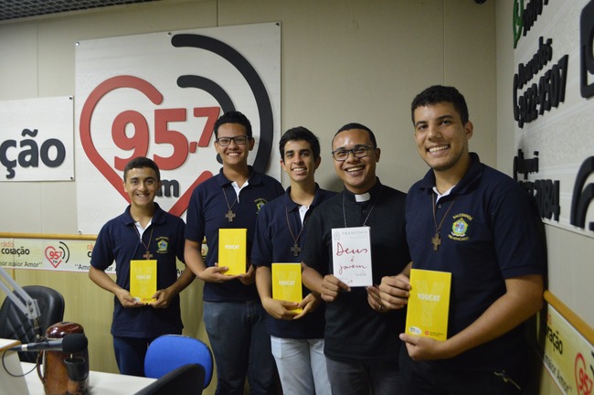 Seminaristas deram de presente para sorteio, o livro 'Deus é Jovem'. Foto: Rádio Coração FM/RC.