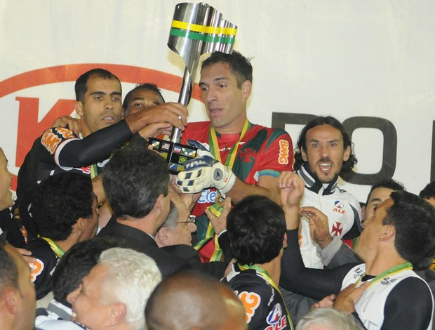 O capitão cruz-maltino, o goleiro Fernando Prass, levanta a tão sonhada taça acompanhado de Felipe: o inédito troféu, enfim, vai para São Januário (Foto: André Durão/Globoesporte.com)