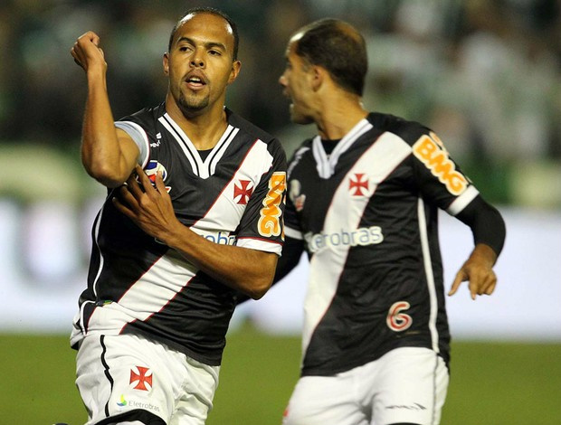 Alecsandro esfria o ímpeto do Coxa e abre placar para o Vasco. Depois, acompanhado de Anderson Martins, mostra tatuagem com nome do filho, Yan (Foto: André Durão / Globoesporte.com)
