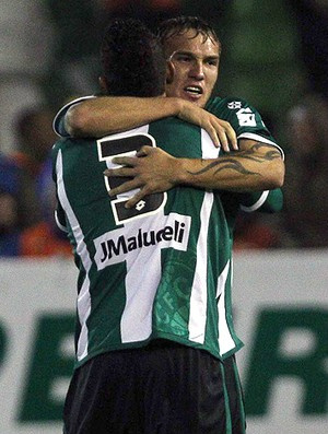Willian dá petardo de fora da área no terceiro gol do
Coritiba (Foto: Cezar Loureiro/Globo)