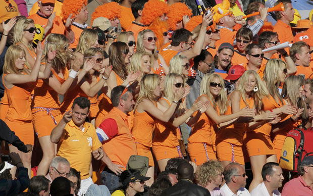 Holandesas com vestidos laranja retiradas do estádio pela Fifa por suspeita de 'marketing de emboscada' (Foto: Reuters)