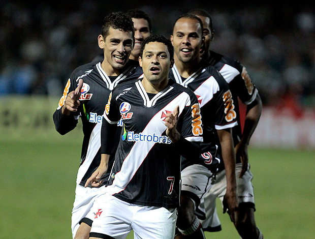 Autor do segundo gol, o do título, Eder Luis puxa o Trem-Bala da Colina na comemoração (Foto: Ag. Estado