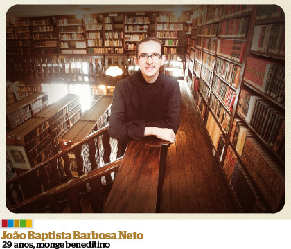 Nascido em Maceió, João Baptista tinha 20 anos quando deixou para trás a família e abraçou a vida religiosa em um convento em Goiânia. Hoje, vive em São Paulo, onde é responsável pela biblioteca do Mosteiro de São Bento. Para ele, abdicar dos prazeres mundanos pela clausura da vida monástica não foi um peso: faz parte do propósito que escolheu para sua existência