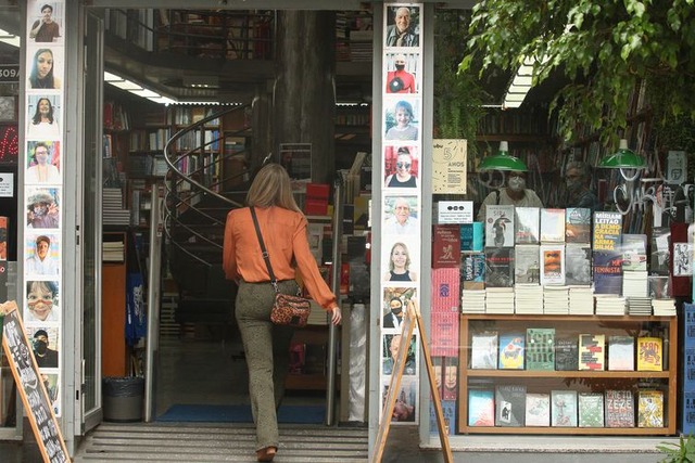 Movimento de leitores na livraria Martins Fontes, em Vila Buarque. - Rovena Rosa/Agência Brasil