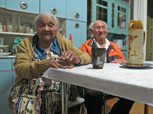 Casal na cozinha da casa onde mora, em
Guarulhos (Foto: Paulo Toledo Piza/G1)