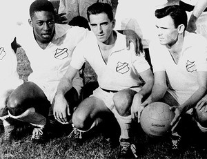Pagão (ao centro) marcou o gol que acabou não
sendo considerado (Foto: Agência Estado)