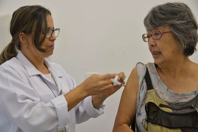 Campanha Nacional de Vacinação contra a gripe, que será realizada entre os dias 23 de abril a 1º de junho em todo país, no Centro de Saúde Pinheiros, região oeste./Rovena Rosa/Agência Brasil