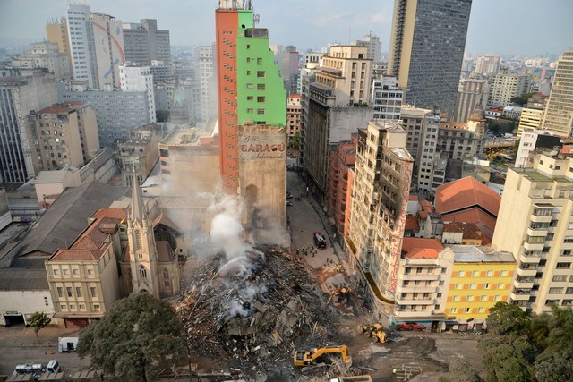 Bombeiros trabalham na busca pelos desaparecidos e retirada dos destroços do prédio que desabou após incêndio da madrugada de ontem (1), em São Paulo, no Largo do Paissandu./Rovena 