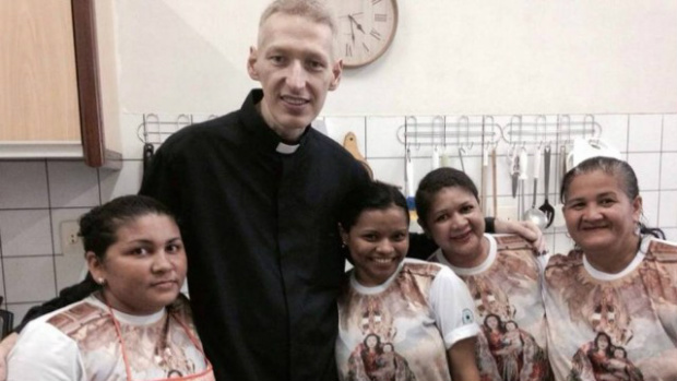 Magreza de Padre Marcelo Rossi comove fiéis, mas o religioso diz ter voltado ao ‘seu peso normal’