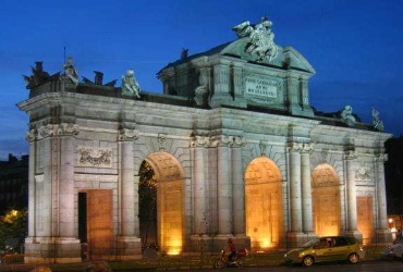 Puerta de Alcalá - Lugar onde passavam os visitantes que chegavam a Madrid, oriundos da Europa.