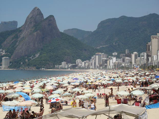 Banhistas aproveitam o forte calor para curtir as praias cariocas