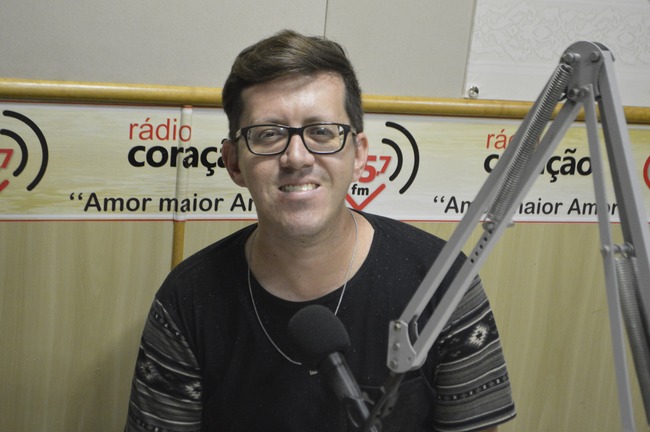 Padre Clayton. Foto: Rádio Coração FM.