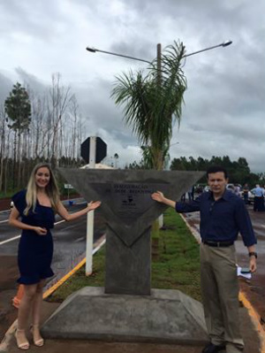 Pe. Crispim Guimarães, esteve presente na inauguração da nova avenida de Dourados.  Com ele   Camila Romero Bruno, coordenadora do Grupo de Jovens Dom Redovino, Foto/Facebook : Camila Romero