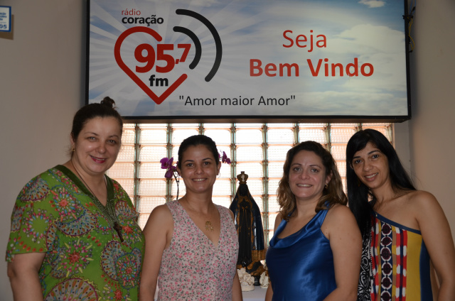 Ao meio, Ekelis Cris Sales Pina e Dilene Brasil Aragoni, técnicas da secretaria de assistência social de Dourados, em visita a Rádio Coração FM