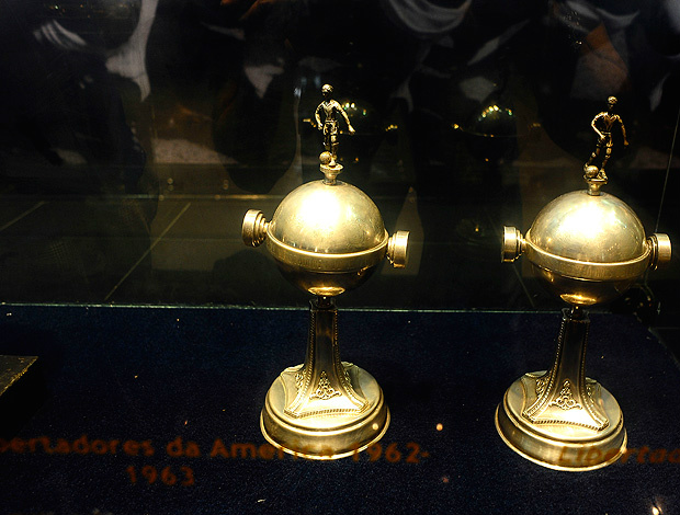 Com duas taças da Libertadores na sala de trofeús, Santos tem espaço para a terceira, que pode ser conquistada nesta quarta-feira, no Pacaembu (Foto: Marcos Ribolli / Globoesporte.com)