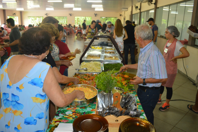 Almoço beneficente na paróquia São Carlos