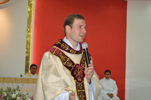 Pe. Fernando Lorentz, durante a celebração da missa de 1 ano de sacerdócio.