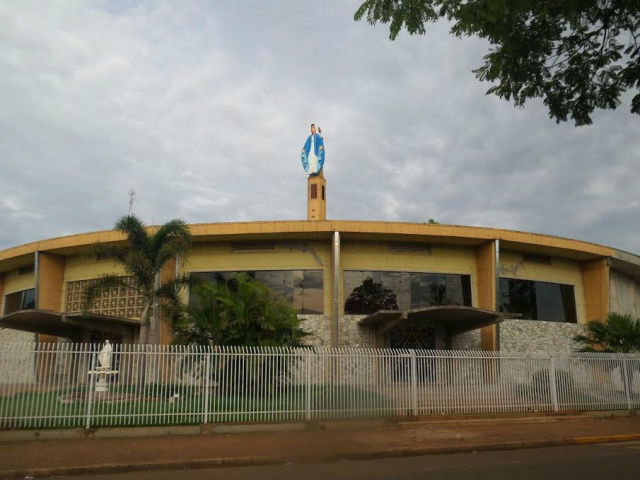 imagem de Nossa Senhora das Graças com 5,5 metros de altura, 2,7 de largura e 350 quilos, na paróquia São João Batista, no  Água Boa.