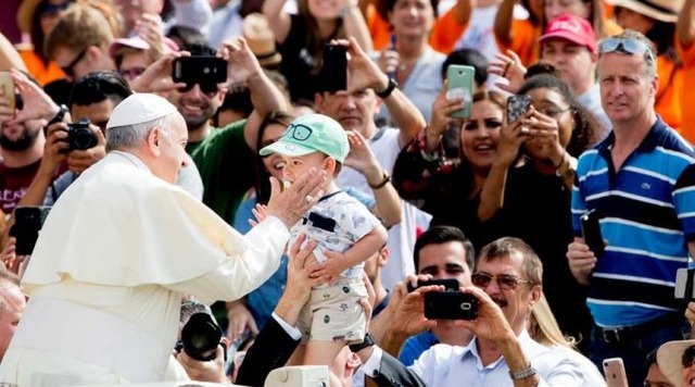 Papa Francisco saúda os fiéis no começo da Audiência Geral. Foto: Daniel Ibáñez / ACI Prensa