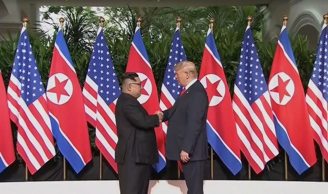 Trump e Kim apertam as mãos em encontro histórico em Singapura (Foto: Reprodução) Trump e Kim apertam as mãos em encontro histórico em Singapura (Foto: Reprodução)